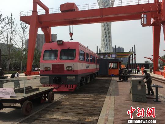 公園內(nèi)的火車車廂與貨場龍門吊等工業(yè)遺跡?！「呒t超 攝