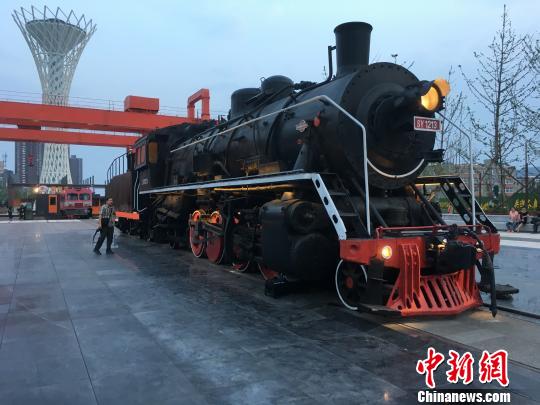 公園內(nèi)保留布置了蒸汽時代火車頭?！「呒t超 攝