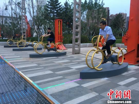 市民使用公園內(nèi)的健身設(shè)施?！「呒t超 攝
