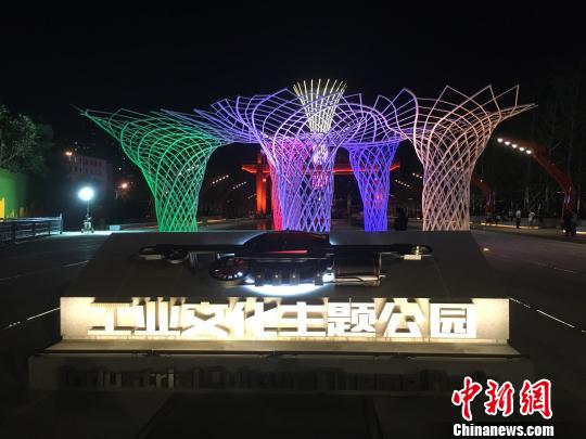 夜晚，奧運(yùn)“五色樹”的燈光。　高紅超 攝