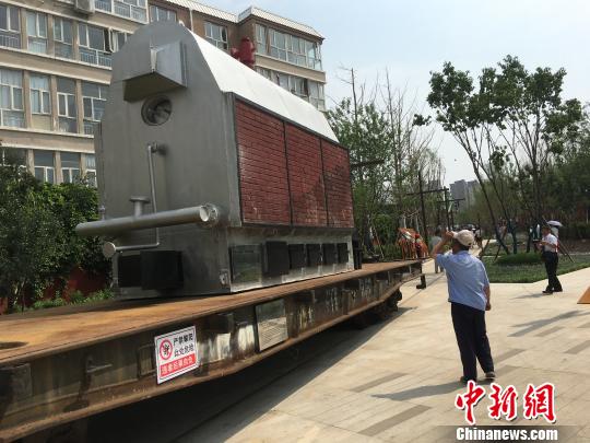 公園內(nèi)陳列著臥式蒸汽鍋爐等工業(yè)產(chǎn)品?！「呒t超 攝
