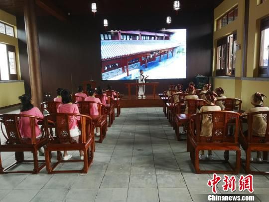 學(xué)生們?cè)诖笤瓡赫b讀國學(xué)經(jīng)典?！⊥貔i 攝