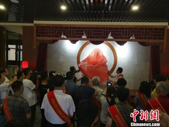 為董子石像揭幕?！⊥貔i 攝