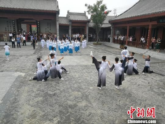 誦讀國學(xué)經(jīng)典展演?！⊥貔i 攝
