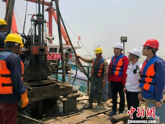圖為勘察設(shè)計(jì)人員與常熟海事局執(zhí)法船在現(xiàn)場配合鉆探施工?！∥赫?攝