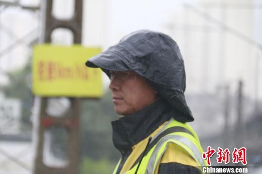 蘭州西工務(wù)段蘭州線路車間防護員雨中巡查?！⊥豕廨x 攝