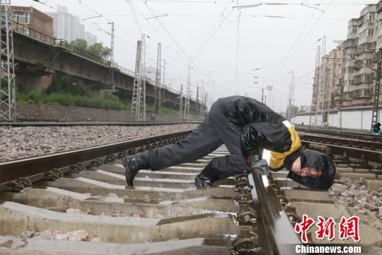 蘭州西工務(wù)段蘭州線路車間職工檢查線路幾何尺寸?！⊥豕廨x 攝