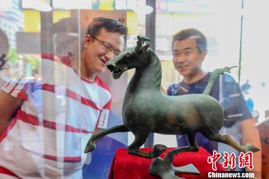 甘肅省博物館將榮登《國家寶藏》的文物銅奔馬和人頭形器口彩陶瓶搬到了絲路如意餐廳，讓顧客在餐廳內(nèi)就能近距離的和文物面對面?！＄娦?攝