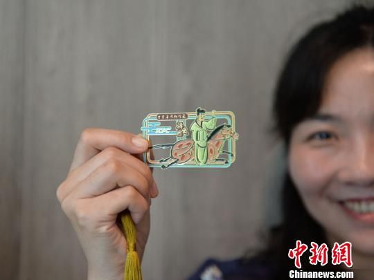 絲路主題餐廳內(nèi)推出的文創(chuàng)產(chǎn)品?！＄娦?攝
