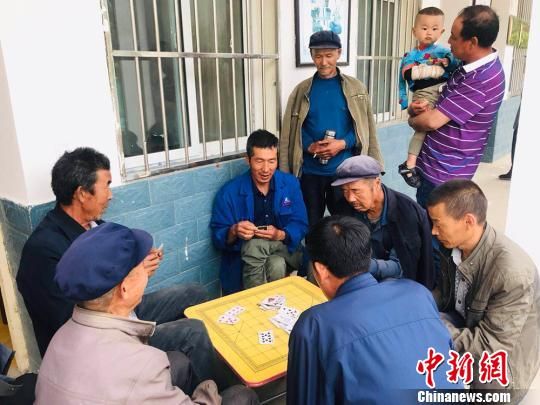 圖為老年人“興趣驛站”中的棋牌組。　艾慶龍 攝