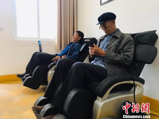 袁家壩村老年人使用按摩椅?！“瑧c龍 攝