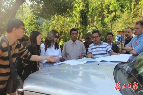 在尼泊爾，武漢市土地利用和城市空間規(guī)劃研究中心設(shè)計(jì)團(tuán)隊(duì)現(xiàn)場(chǎng)踏勘。(武漢市土地利用和城市空間規(guī)劃研究中心 供圖)