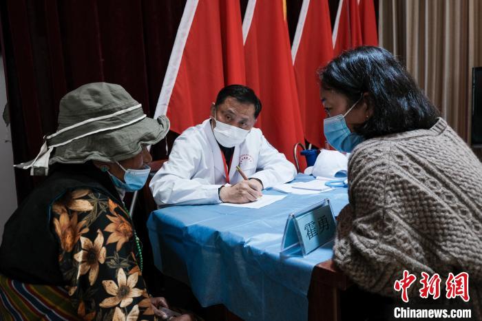 北京大學第一醫(yī)院教授、主任醫(yī)師霍勇在義診現(xiàn)場接診?！〗w波 攝
