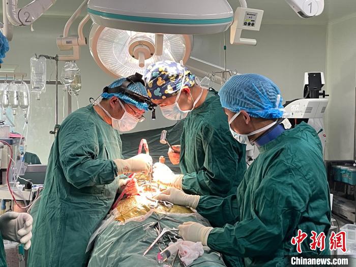 圖為在北京援藏醫(yī)療隊(duì)專家指導(dǎo)下，多項(xiàng)新技術(shù)使用到脊柱疾病的手術(shù)中。(資料圖) 拉薩市人民醫(yī)院脊柱外科供圖