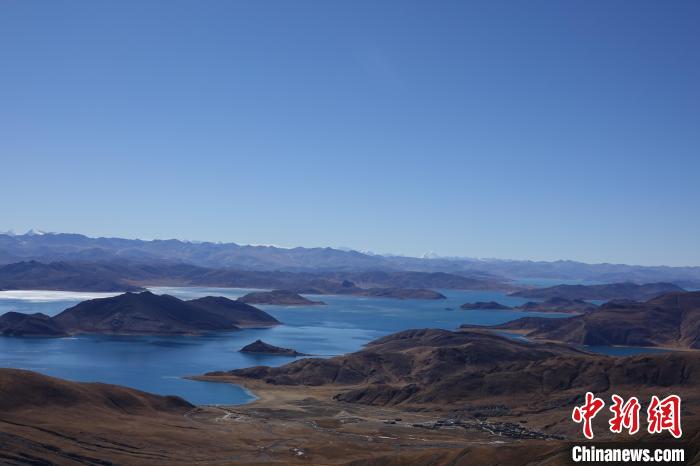 冬日羊卓雍措：湖水湛藍(lán)，如詩如畫