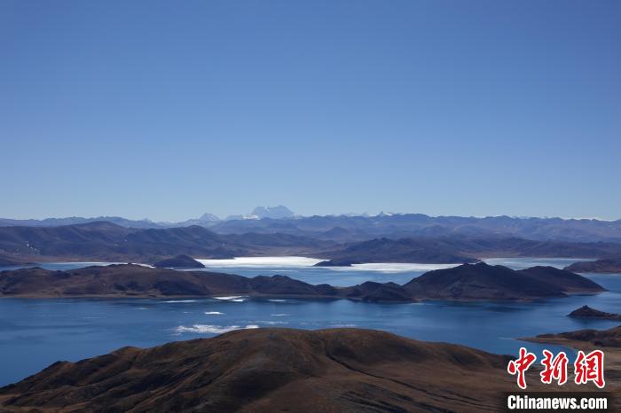 圖為從海拔約5000米的魯日拉觀景臺俯瞰羊湖?！∪轿木?攝