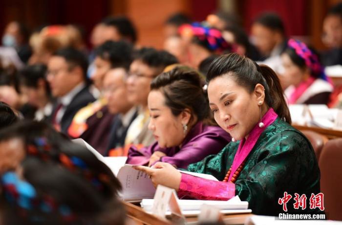 1月5日，次旦卓嘎(右一)在拉薩參加西藏自治區(qū)第十一屆人民代表大會第五次會議第二次全體會議。西藏自治區(qū)人大代表次旦卓嘎來自日喀則市定日縣，定日縣被稱為“洛諧故鄉(xiāng)”，作為西藏民間歌舞，洛諧已被列入中國國家非物質(zhì)文化遺產(chǎn)項目名錄，這是集歌、舞、樂、彈唱于一體的綜合藝術(shù)形式。參加完西藏2022年新年音樂會的次旦卓嘎告訴記者，每年參加的基層演出可達80場，“我希望用最純粹的方式，把最好的聲音帶到西藏乃至中國的各個角落?！?<a target='_blank' href='/'><p  align=