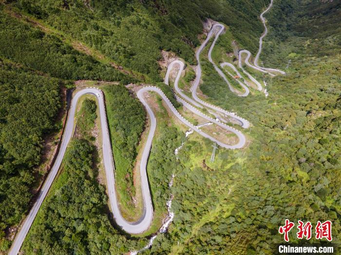 圖為西藏山南錯(cuò)那縣的盤山公路，錯(cuò)那縣被命名為全國(guó)“四好農(nóng)村路”示范縣?！〗w波 攝