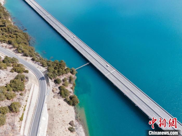 圖為西藏林拉高等級(jí)公路多布湖段風(fēng)光。　江飛波 攝