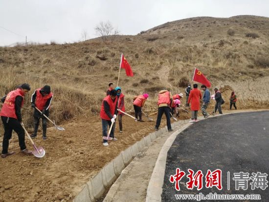 圖為尖扎干部職工生態(tài)建設(shè)和環(huán)境保護(hù)現(xiàn)場。尖宣 供圖