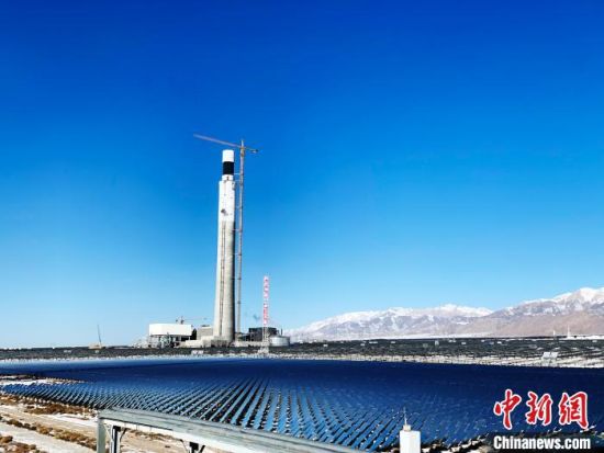 圖為地處柴達(dá)木盆地的光伏電站?！O?！z