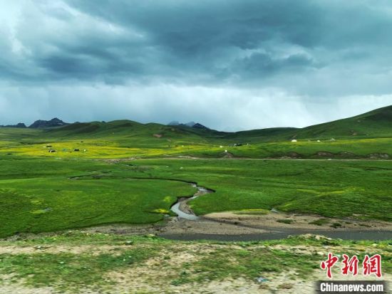 自2005年啟動三江源生態(tài)保護(hù)和建設(shè)工程以來，果洛州共治理黑土灘315.11萬畝，使果洛州生態(tài)環(huán)境15年來得到明顯好轉(zhuǎn)。　孫睿 攝