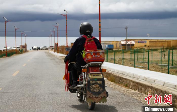 圖為白瑪從家中前往湖邊巡邏。　趙朗 攝