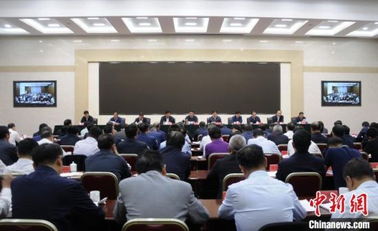 圖為青海省生態(tài)環(huán)境保護警示教育大會現(xiàn)場?！?zhí)砀！z 　　