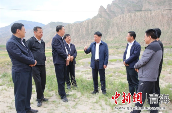 圖為黃南州有關(guān)領(lǐng)導(dǎo)現(xiàn)場踏勘、督導(dǎo)生態(tài)環(huán)保責(zé)任落實(shí)情況現(xiàn)場。黃宣攝
