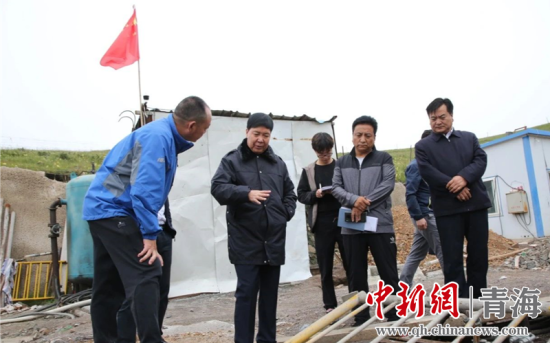 圖為黃南州有關(guān)領(lǐng)導(dǎo)現(xiàn)場(chǎng)踏勘、督導(dǎo)生態(tài)環(huán)保責(zé)任落實(shí)情況現(xiàn)場(chǎng)。黃宣攝