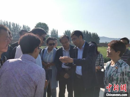 圖為杜德志在基層調(diào)研。受訪者供圖