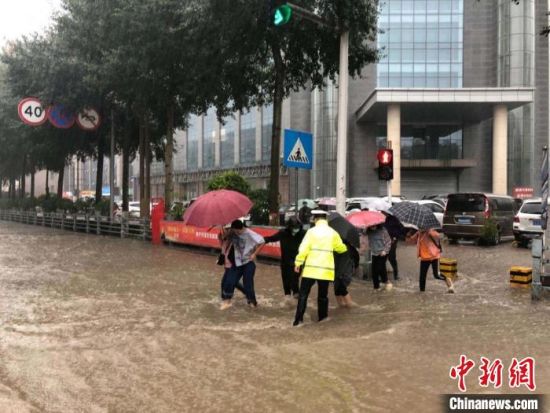8月28日，青海省東部出現(xiàn)強降水天氣過程，其中西寧地區(qū)出現(xiàn)入汛以來雨量最大、強度最大的強降水過程。西寧交警供圖
