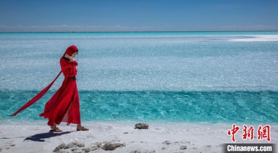 圖為地處柴達木盆地的東臺吉乃爾湖?！∧獑⒚鳌z