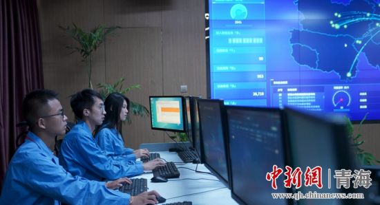 圖為國網(wǎng)青海電力大數(shù)據(jù)中心工作人員正在監(jiān)控綠電相關(guān)數(shù)據(jù)。王國棟攝