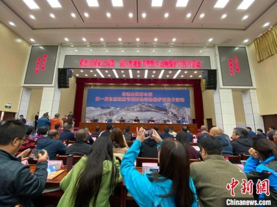 圖為祁連山國(guó)家公園第一屆自然觀察節(jié)開幕式現(xiàn)場(chǎng)?！±罱瓕帯z 　　