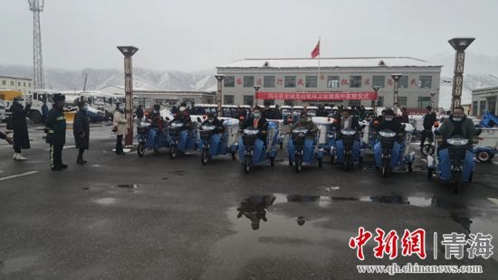 圖為環(huán)衛(wèi)設施集中發(fā)放儀式現(xiàn)場。甘恩超 攝
