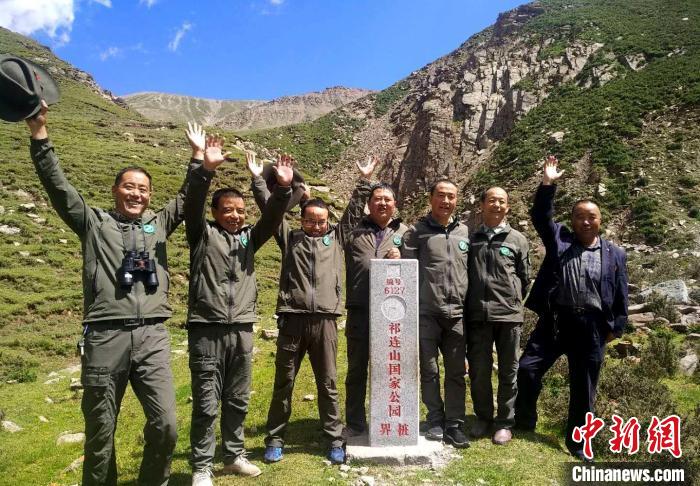 圖為管護(hù)員們難得的一次合影。受訪者供圖