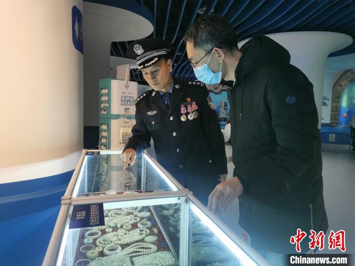 圖為森林警察為游客講解查獲這些象牙制品過程中發(fā)生的真實(shí)故事。　文思睿 攝