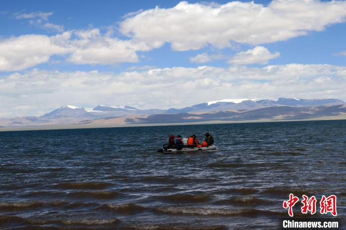 科考隊(duì)員向湖心進(jìn)發(fā)，風(fēng)浪越來越大?！?lt;a target='_blank' ><p  align=