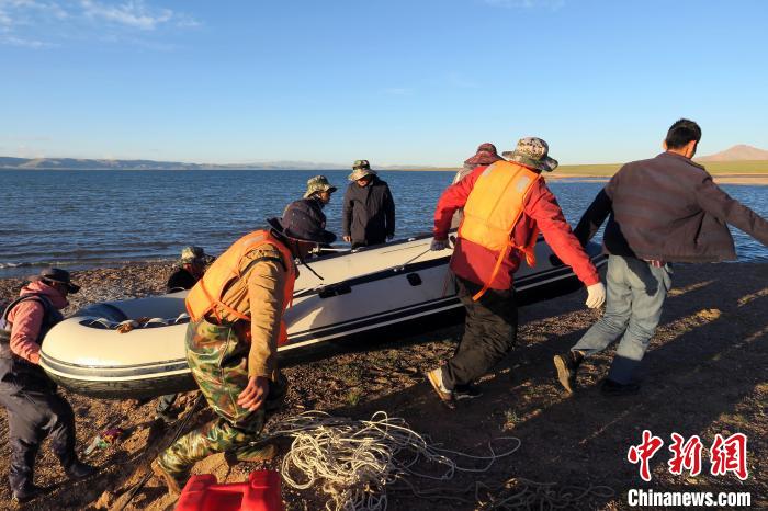 完成達(dá)則錯(cuò)科考任務(wù)，科考隊(duì)員抬充氣快艇上岸?！?lt;a target='_blank' ><p  align=