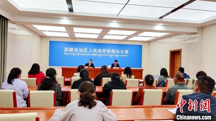 圖為西藏阿里地區(qū)在拉薩召開新聞發(fā)布會(huì)，發(fā)布西藏和平解放70年來阿里地區(qū)經(jīng)濟(jì)社會(huì)發(fā)展成就。　貢桑拉姆 攝