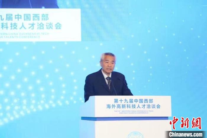 全國政協(xié)副主席、九三學(xué)社中央常務(wù)副主席邵鴻出席論壇并致辭?！∷拇ㄊ∥y(tǒng)戰(zhàn)部供圖
