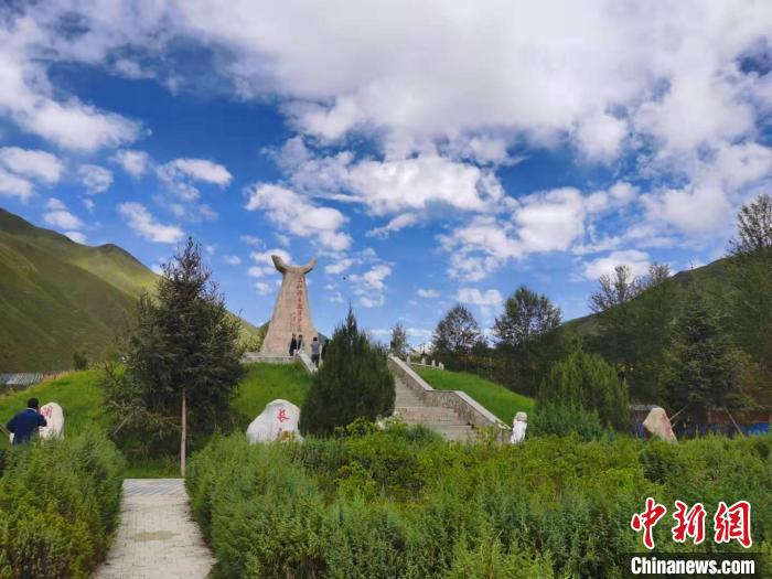 圖為三江源自然保護(hù)區(qū)紀(jì)念碑?！∏嗪Ｊ∥幕吐糜螐d供圖
