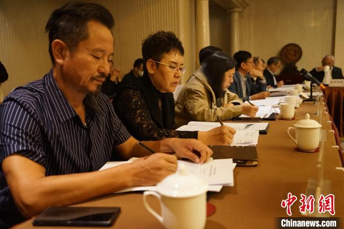 圖為座談會現(xiàn)場?！∨擞隄?攝