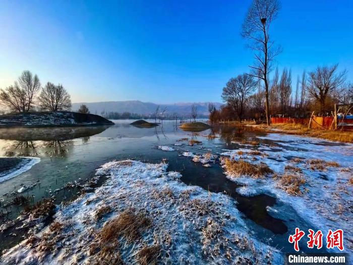 青海黃河岸畔：冰凌在河面作畫(huà)，幽靜美麗