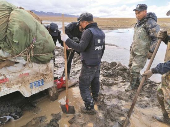 巡山途中車輛陷入泥坑。