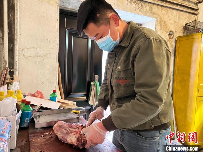 圖為雪豹“奶爸”史壽軍正在準(zhǔn)備投喂雪豹的食材。　馬銘言 攝