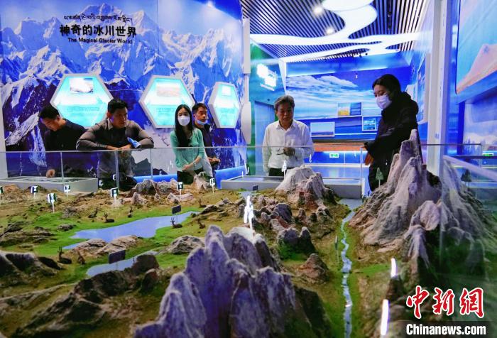 圖為中外嘉賓在玉樹(shù)州博物館內(nèi)參觀?！●R銘言 攝