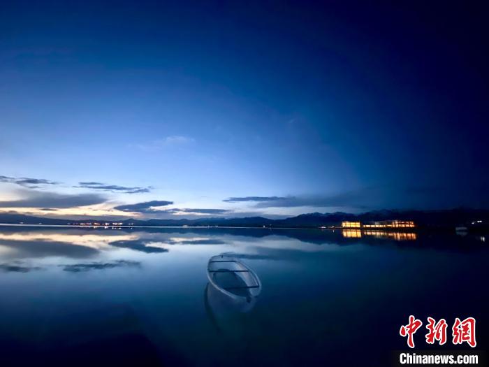 圖為茶卡天空壹號景區(qū)?！±罱瓕?攝