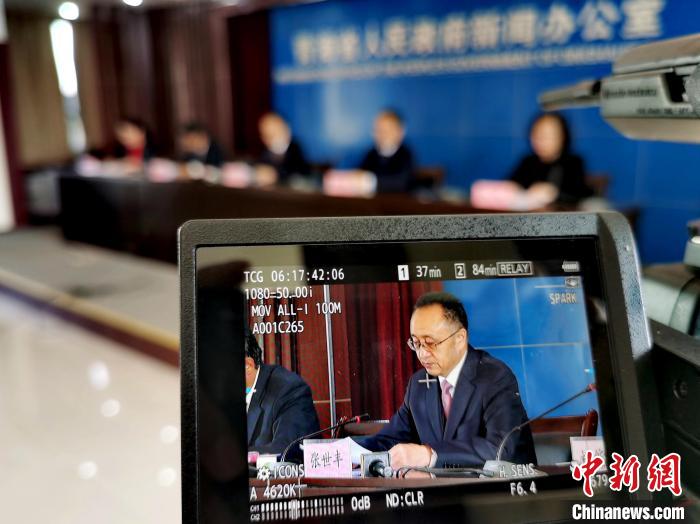 圖為青海省水利廳廳長張世豐參加新聞發(fā)布會?！?zhí)砀?攝